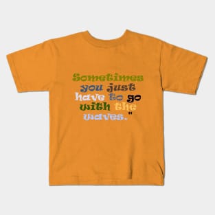 go with the waves Kids T-Shirt